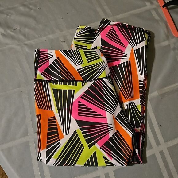 Fabletics Capri leggings  bright color - Picture 1 of 6